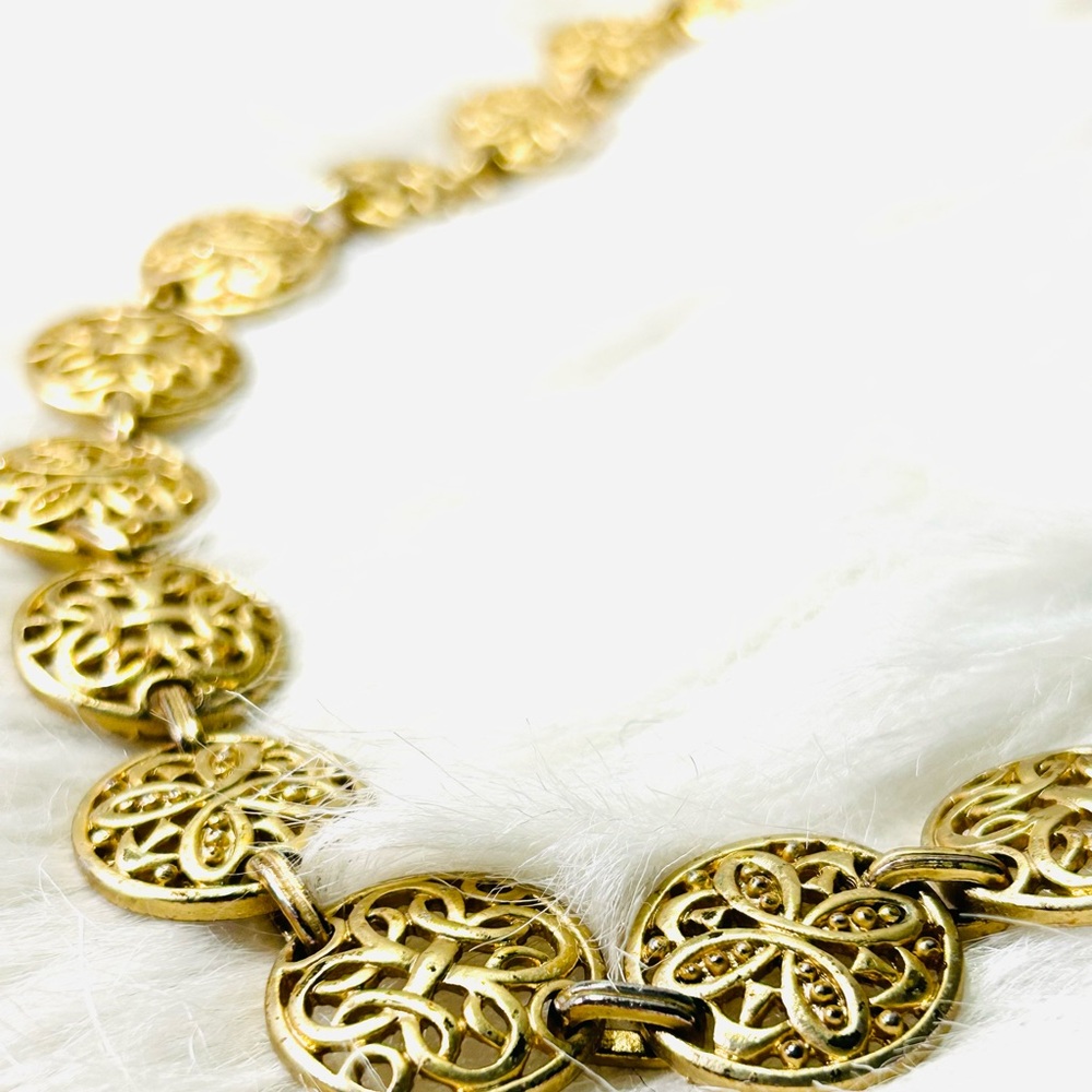 VINTAGE Gold Tone Filigree Medallion Necklace - Picture 2 of 5